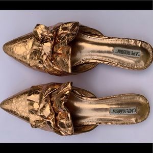 Rose gold slipper mules with design